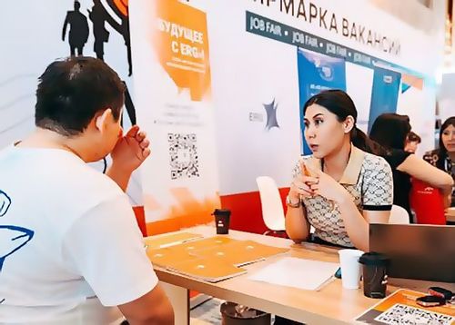 ПЛАТФОРМА ДЛЯ КАРЬЕРНОГО РОСТА: ЯРМАРКА ВАКАНСИЙ НА AMM 2025 В ГОД РАБОЧИХ ПРОФЕССИЙ